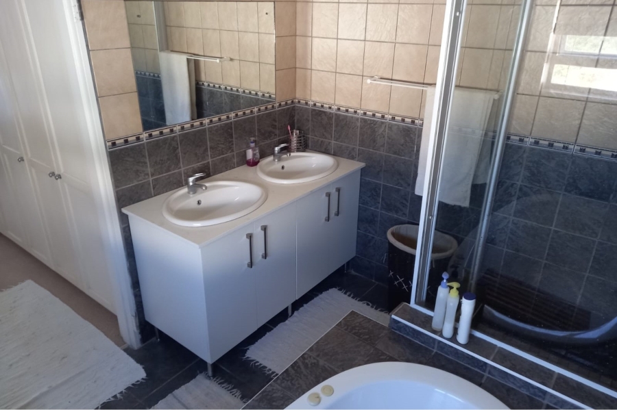 To Let 5 Bedroom Property for Rent in Paradise Beach Western Cape